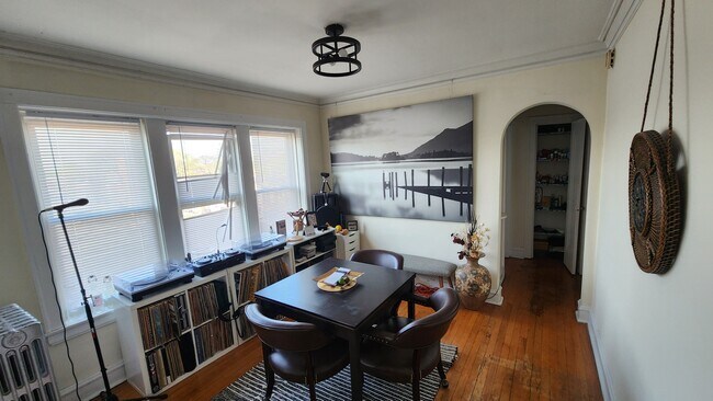 Foto del edificio - 8021 Keating Ave
