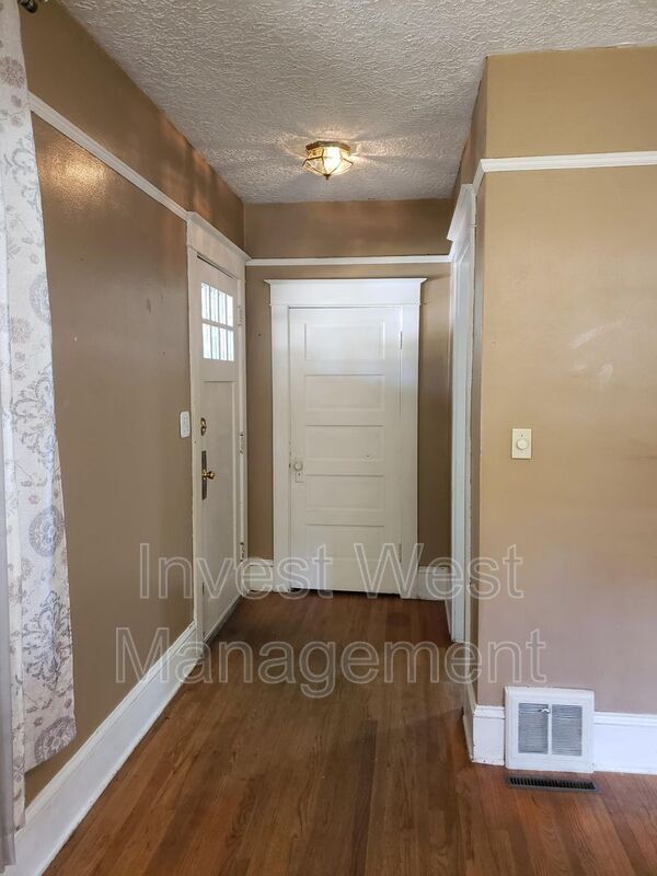 Building Photo - 115 W 32nd St