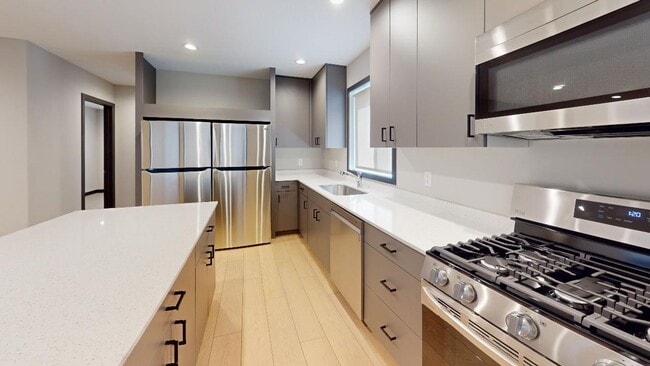 Building Photo - Modern 10 bedroom house close to U of M Ca...