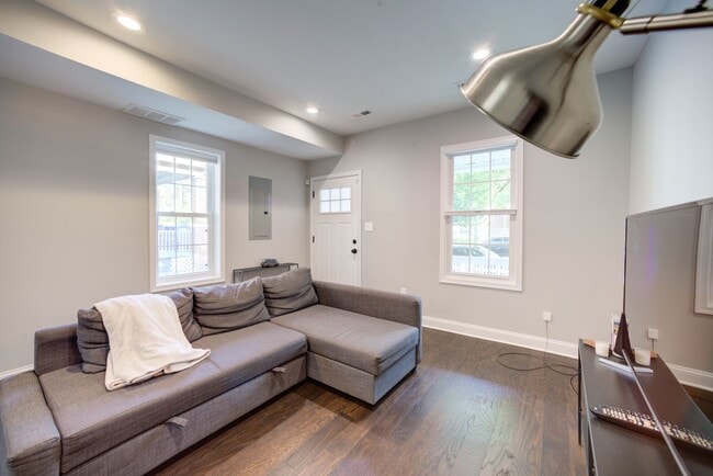 Building Photo - Lovely 2 BR/1.5 BA Semi-Detached Home in C...