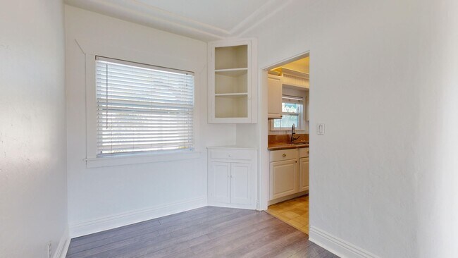 Foto del edificio - One Bedroom Available for Long Term Rent a...
