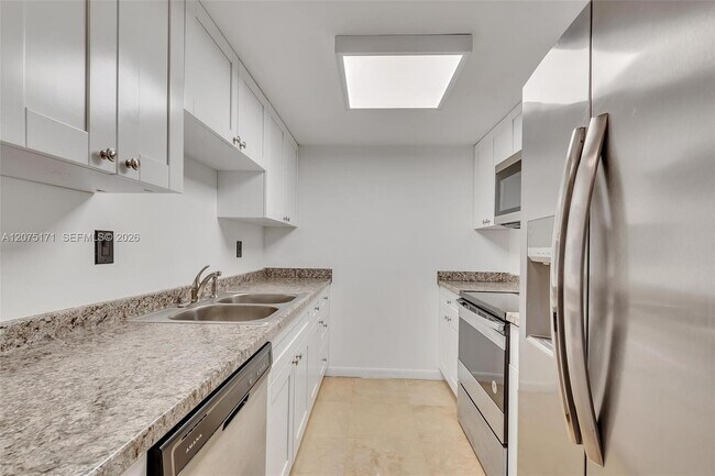 Foto del edificio - 2560 Tigertail Ave