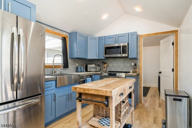Foto del edificio - 100 Poplar Ln