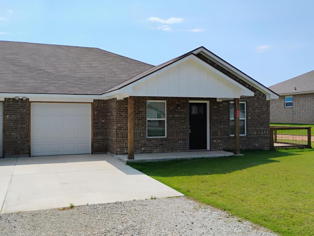 Foto principal - 208 Hoover Ln