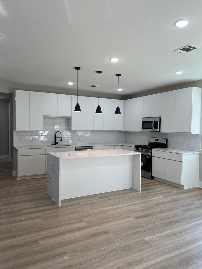 Building Photo - 20027 Venetto St