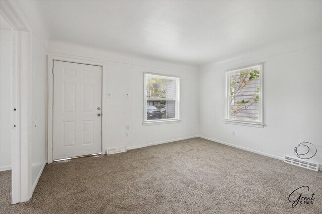 Foto del edificio - $1,050 Warren bungalow