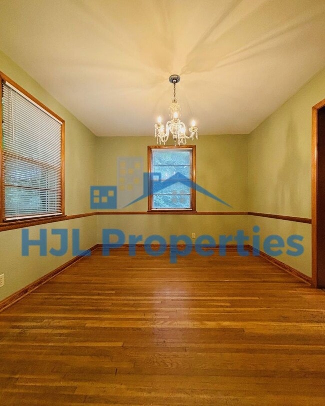 Building Photo - Beautiful Large Home in Donelson!