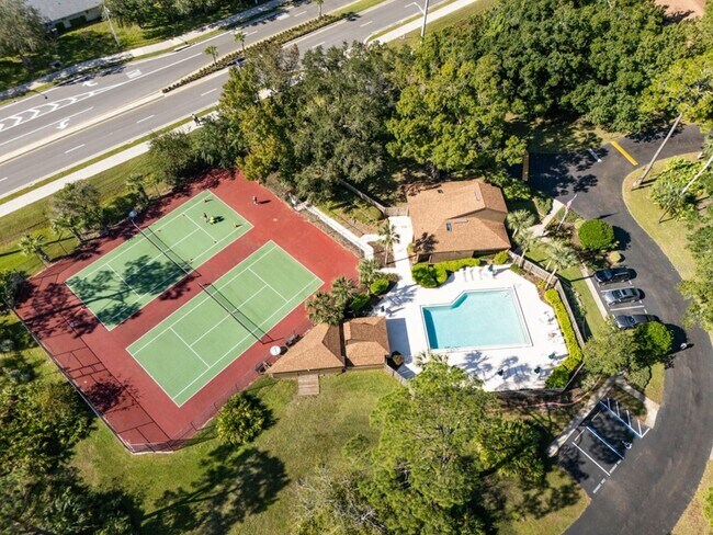Foto del edificio - Beautiful Pond Front 2 Bedroom 2 Bath Townhome in the Wood Haven Community