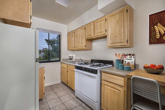 Cocina con estufa a gas - Liberty Place Apartments