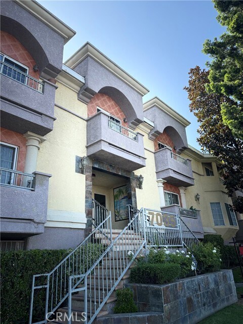 Foto del edificio - 7035 Woodley Ave