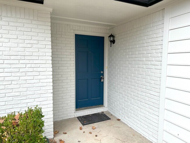 Foto del edificio - Newly renovated! 3 bed, 2 full baths, larg...