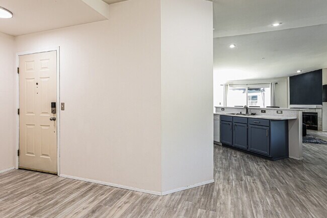 Foto del edificio - Top-Floor 3 Bed/2 Bath Condo with Silver Lake Views –! Available NOW for RENT