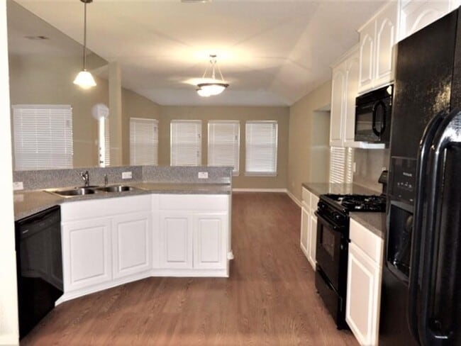 Building Photo - 985 Arbor Way
