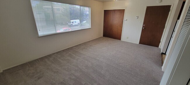 Building Photo - This is a great 1-bdr right in the heart o...