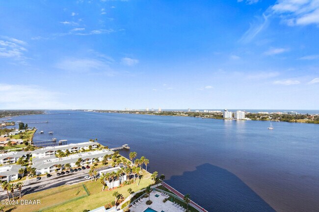 Building Photo - 241 Riverside Dr