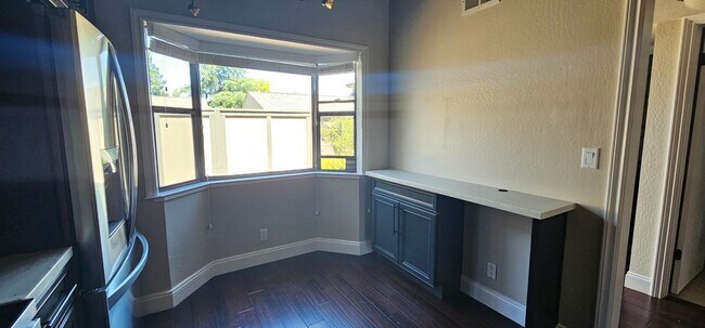 Foto del edificio - 1597 Ashwood Dr