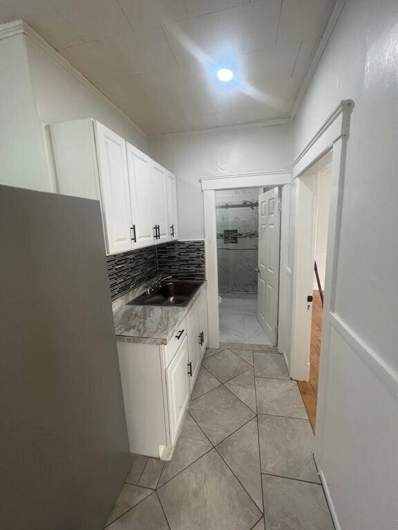 Building Photo - 348 Rollstone St