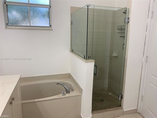 Building Photo - 4 br, 3 bath House - 1040 NE 30th Ave
