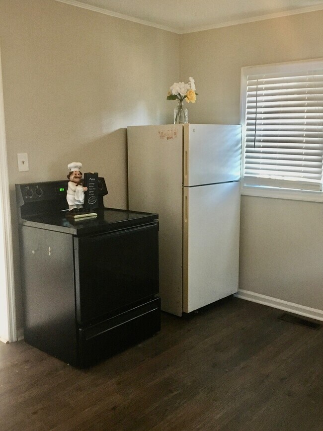 Foto del edificio - SPACIOUS 2 BED HOUSE!  If there was a picture of QUAINT in the dictionary, this house would be it.