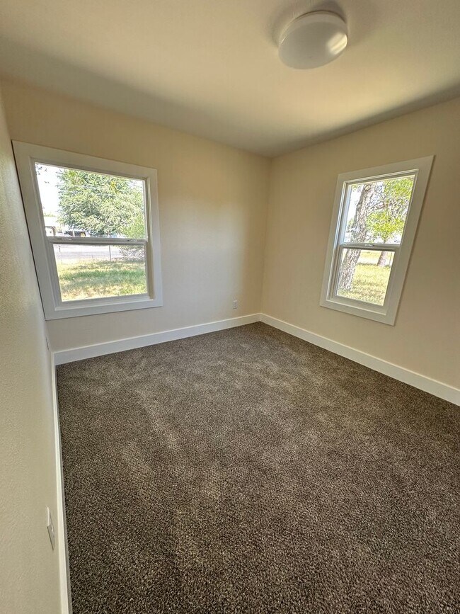 Building Photo - 2 bedroom 1 bath House