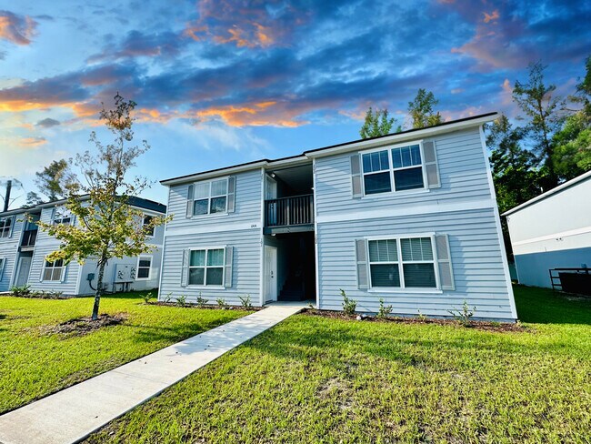 Building Photo - FIRST MONTH RENT FREE! !!!!
