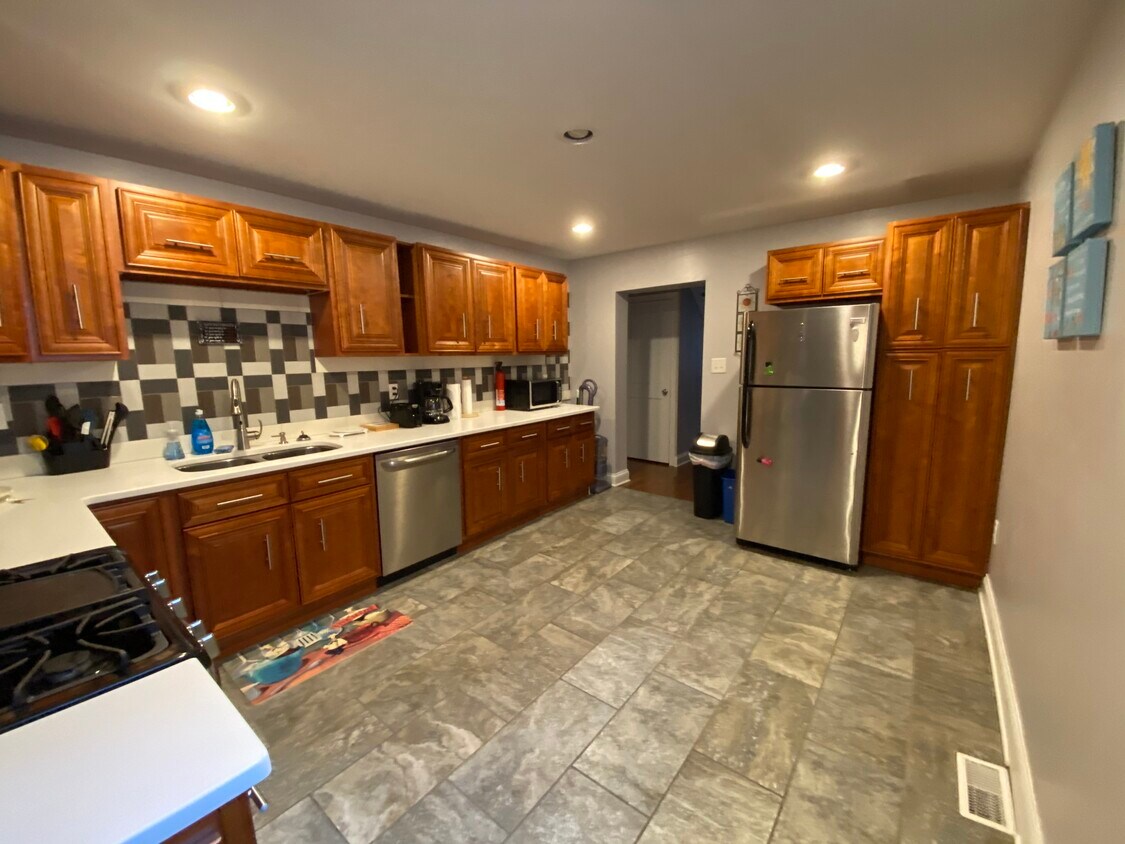 App new SS appliances - 907 E Carson St