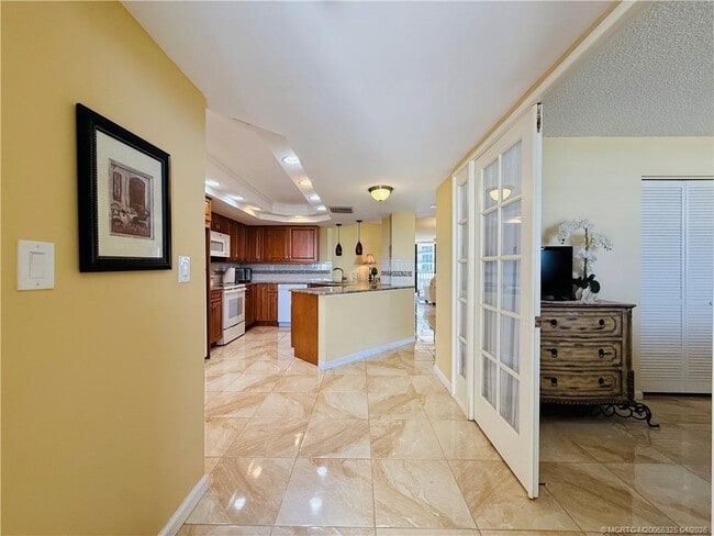 Building Photo - 9500 S Ocean Dr