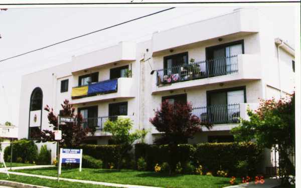 Foto del edificio - Hazeltine Apartments