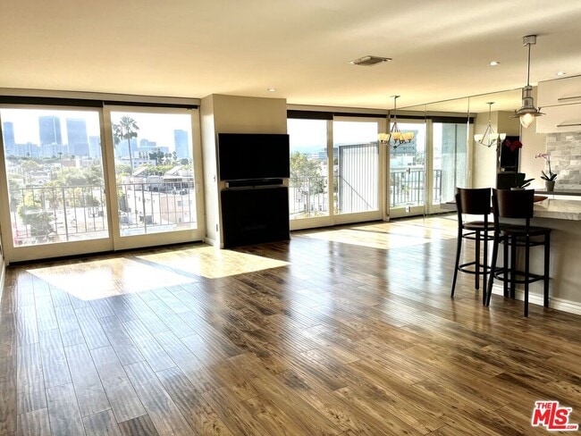 Building Photo - 450 S Maple Dr