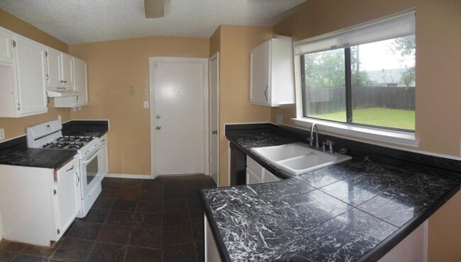 Building Photo - 1611 West Ln