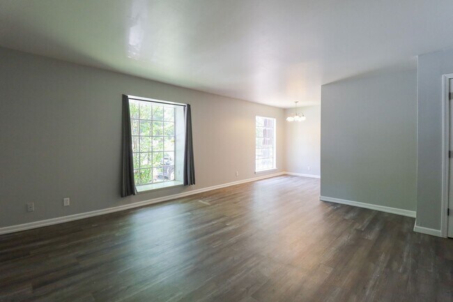Building Photo - 2 Bed / 1 Bath Condo in Central Tulsa!