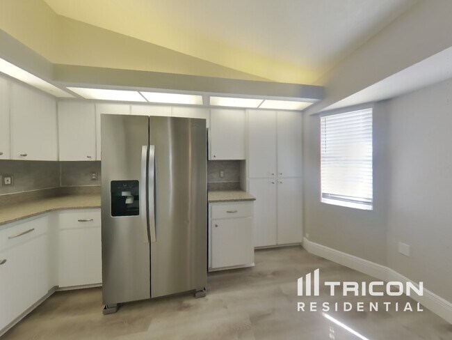 Foto del edificio - 27375 Deep Creek Blvd