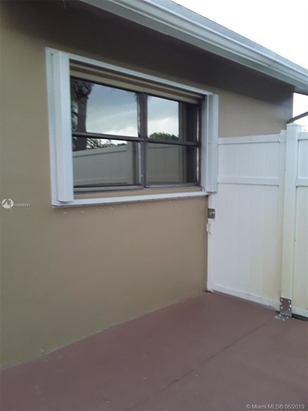 Building Photo - 14115 SW 42nd Terrace