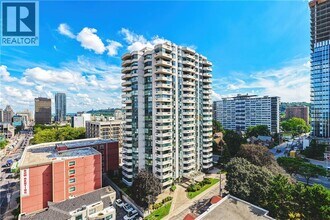 Building Photo - 67 Caroline St S