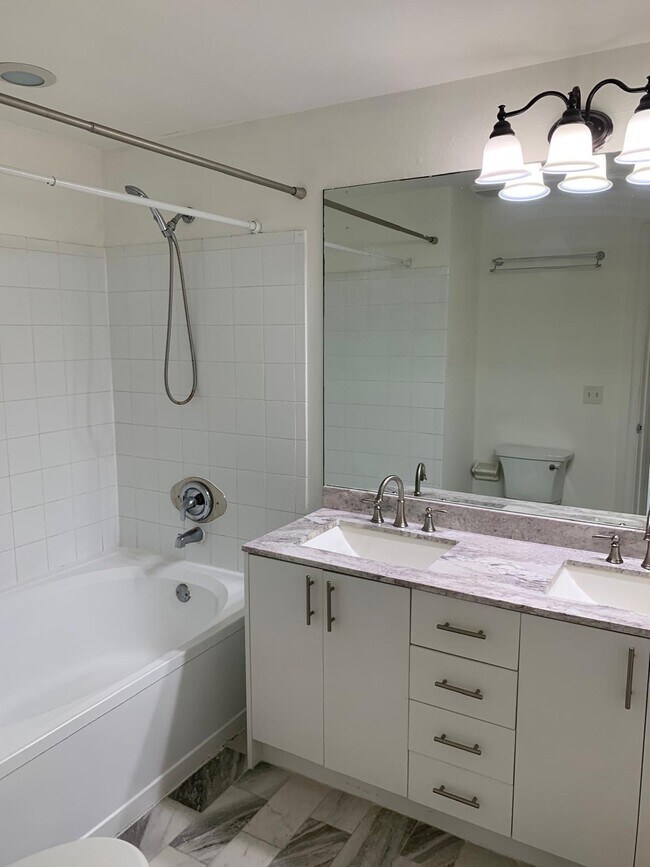 Foto del edificio - 8110 San Carlos Cir