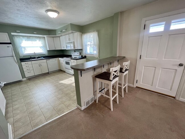 Building Photo - Charming Home - 2 Bedrooms 2 Bathroom - Mo...