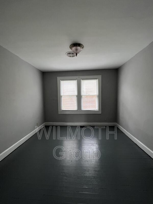 Building Photo - 1620 N Gladstone Ave