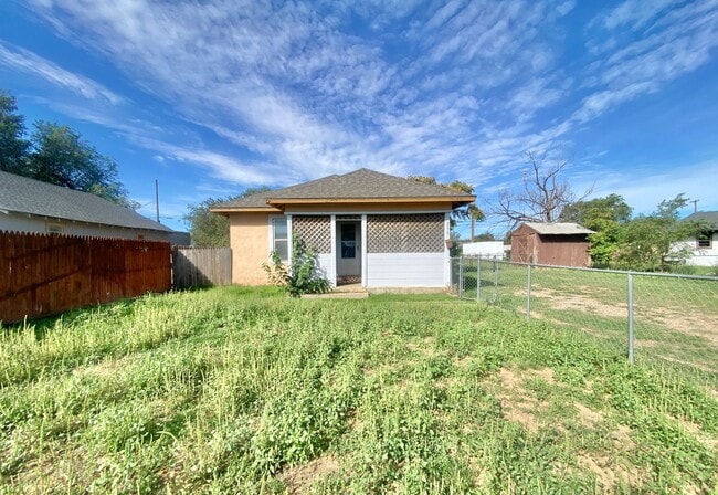 Building Photo - Available now 3 bed 1.5 bath in Slaton