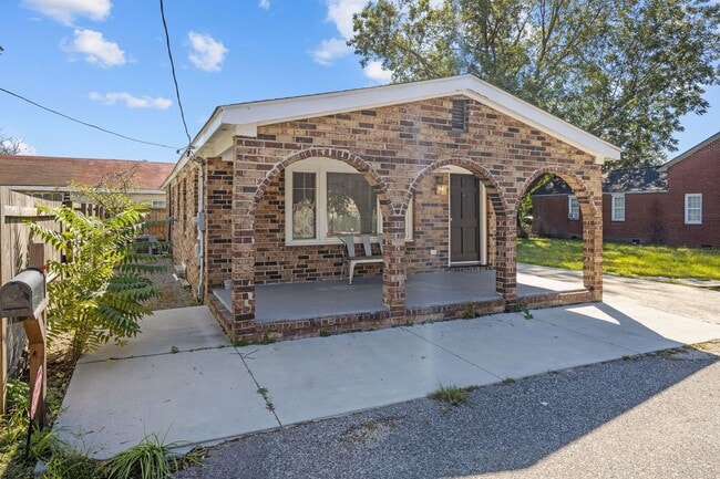 Building Photo - Charming Single-Family Home