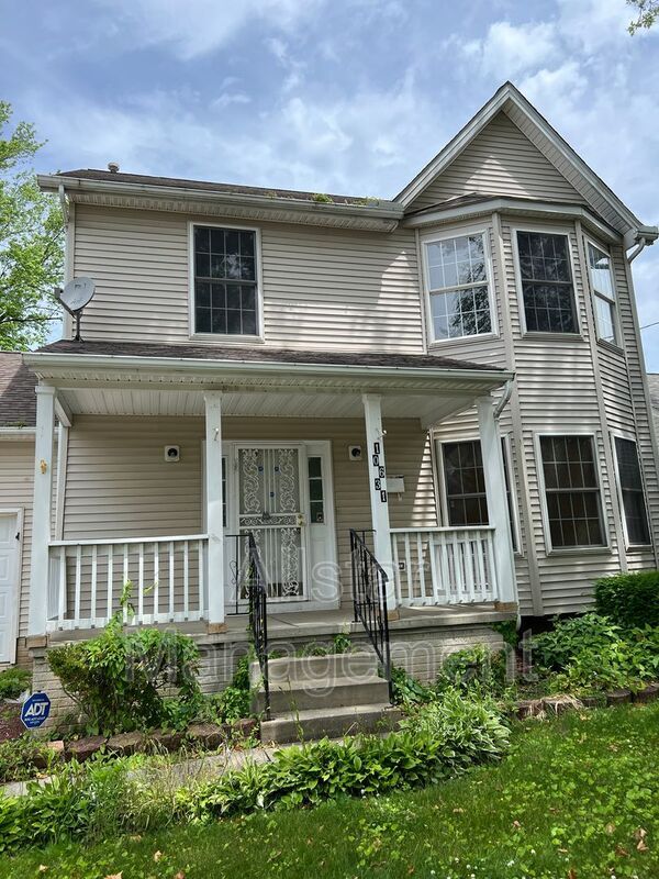 Primary Photo - 10631 Englewood Ave