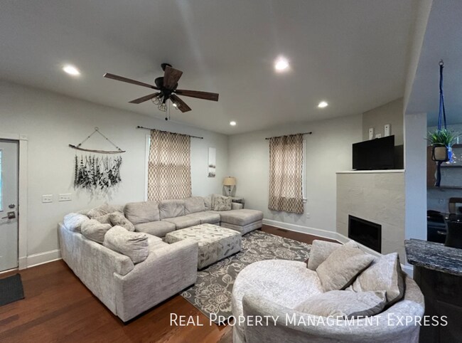 Foto del edificio - Beautiful 5 Bedroom 3.5 Bath Home