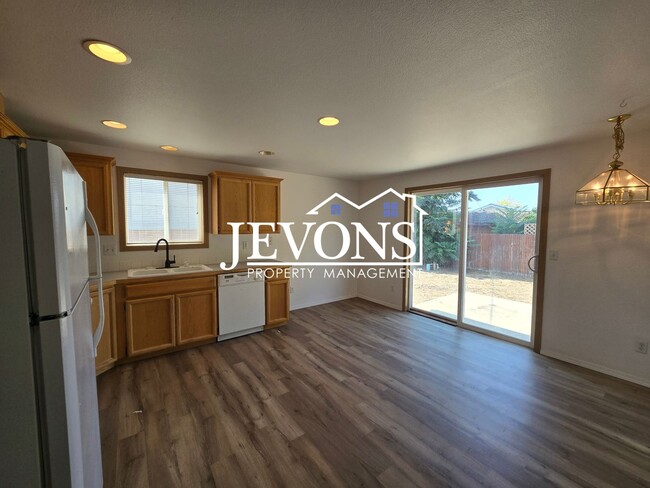 Building Photo - 3-bedroom single-family home near Moxee Ci...