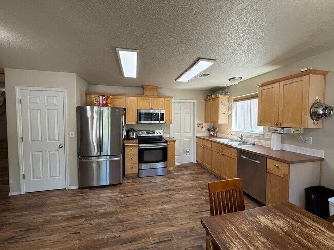 Foto del edificio - Fantastic 3 Bed/2.5 Bath Single Family Home in SE Bend