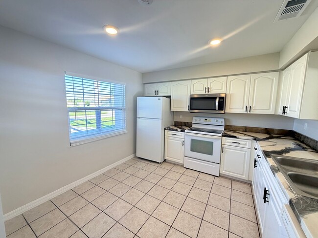 Foto del edificio - 2 Bed 2 Bath Duplex with Screened Lanai in SE Cape Coral