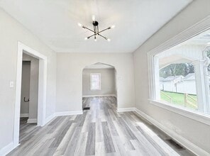 Building Photo - 804 Alvison Rd