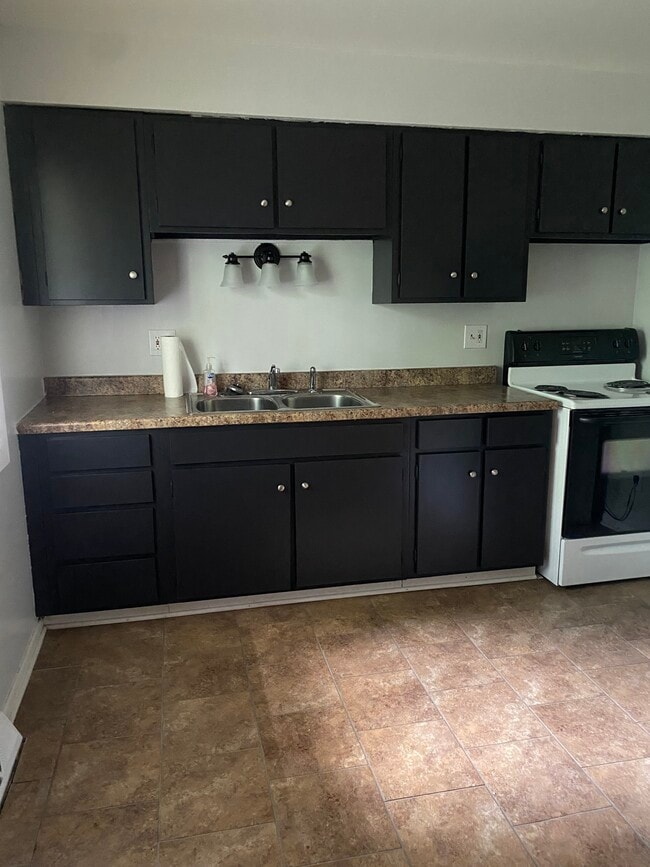Kitchen - 345 S Curry Pike