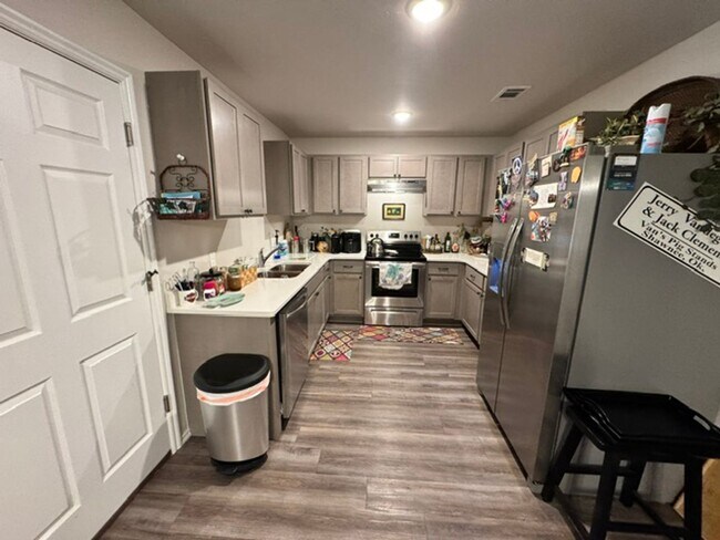 Foto del edificio - 557 Parkhill Cir