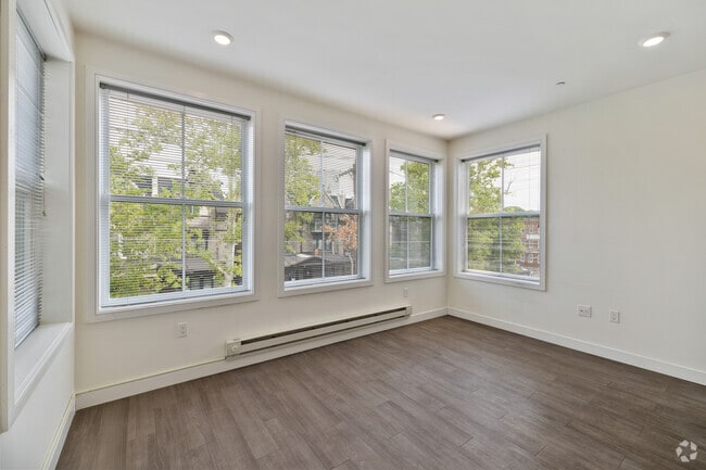 2BR, 1BA - 764SF - Living Room - Luna on Pine