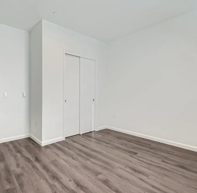 Building Photo - One Bed One Bath! 2 weeks FREE Rent! AC, Secure entry, and W/D in unit!