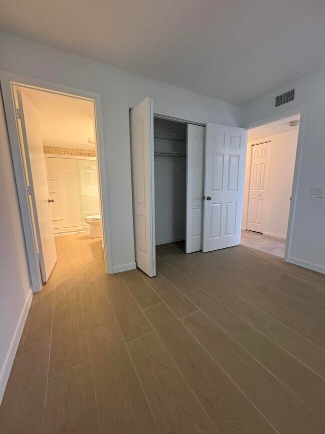 Foto del edificio - 661 Waterside Dr